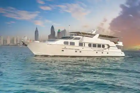 Dubaï : Location d'un super yacht de luxe avec canapés et boissons