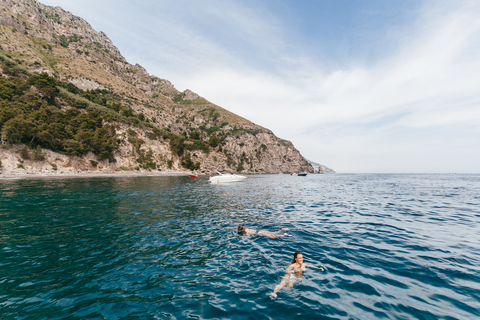 Von Sorrento aus: Amalfi und Positano Tagestour mit dem BootAb Sorrent: Tagestour nach Amalfi und Positano per Boot