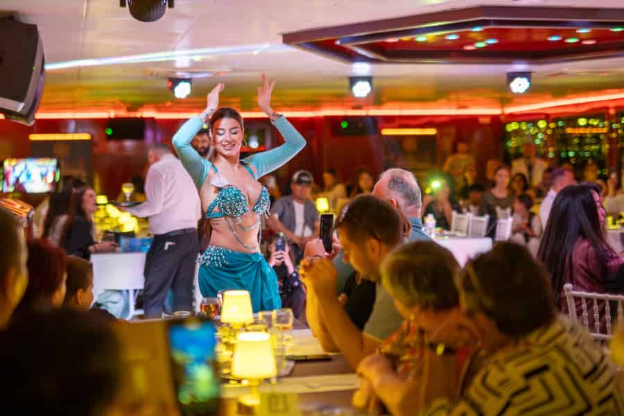 Istanbul: Bosporus-Dinner-Bootsfahrt mit privatem Tisch & Show. Foto: GetYourGuide Istanbul: Bosporus-Dinner-Bootsfahrt mit privatem Tisch & Show. Foto: GetYourGuide