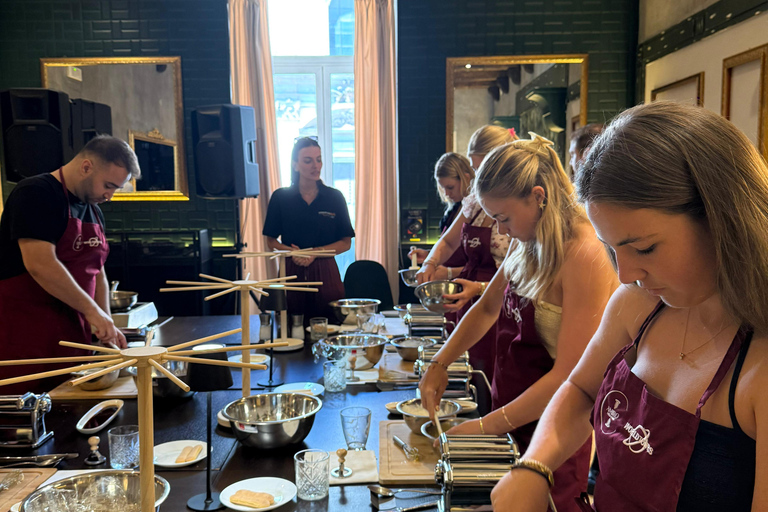 Segredos napolitanos: aula de massa e tiramisù para amantes da gastronomiaSegredos Napolitanos: Aula de Massa e Tiramisù para quem curte comida