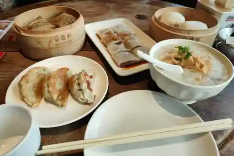 Beijing: Dim Sum Breakfast & Hutong History Tour