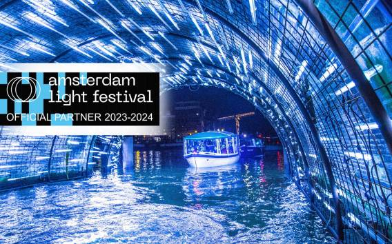 Amsterdam: Leichte Kreuzfahrt auf einem halbüberdachten Boot
