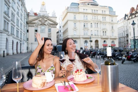 Vienna Candlelight Dinner Experience in a Classic Oldtimer