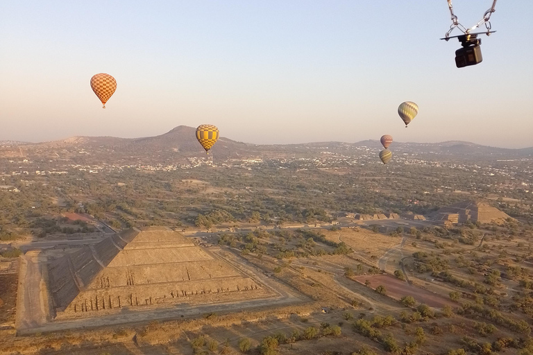 Teotihuacán Ganztag: Ballonfahrt + Pyramiden- und Guadalupe-Kirchen-Tour