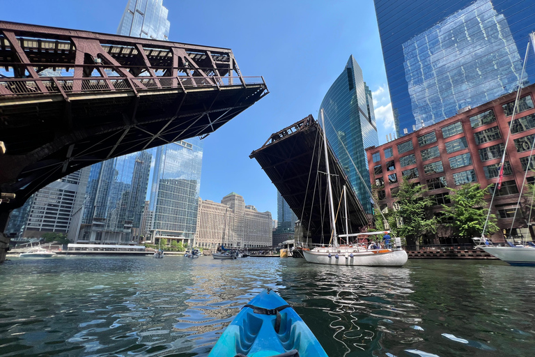 Chicago: Characters and Cons Guided Kayak Tour