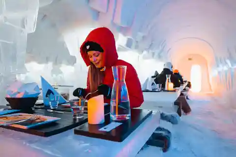 Rovaniemi: Snow Hotel Tour and Ice Restaurant Dinner