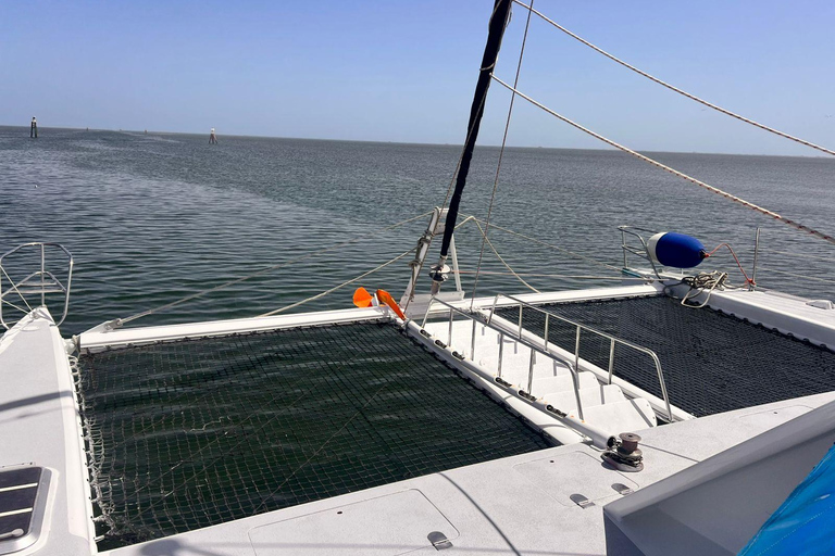 Djerba : croisière de luxe en catamaran avec baignade et collationDjerba : croisière de luxe en catamaran avec baignade et collations