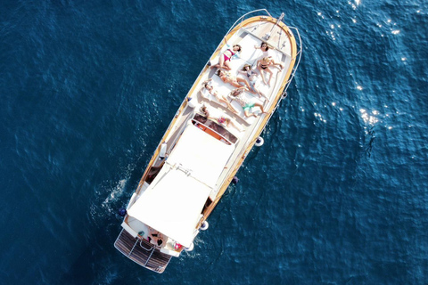 Amalfi: Amalfi Coast Boat Trip with Music and Snacks