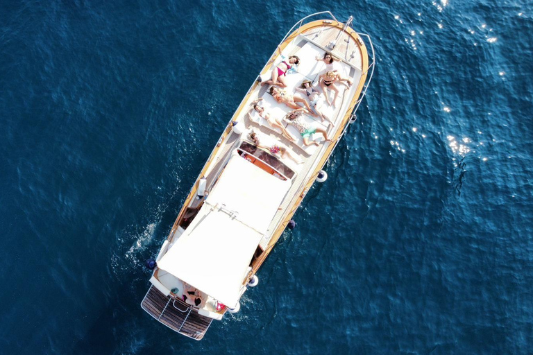 Amalfi: Amalfi Coast Boat Trip with Music and Snacks
