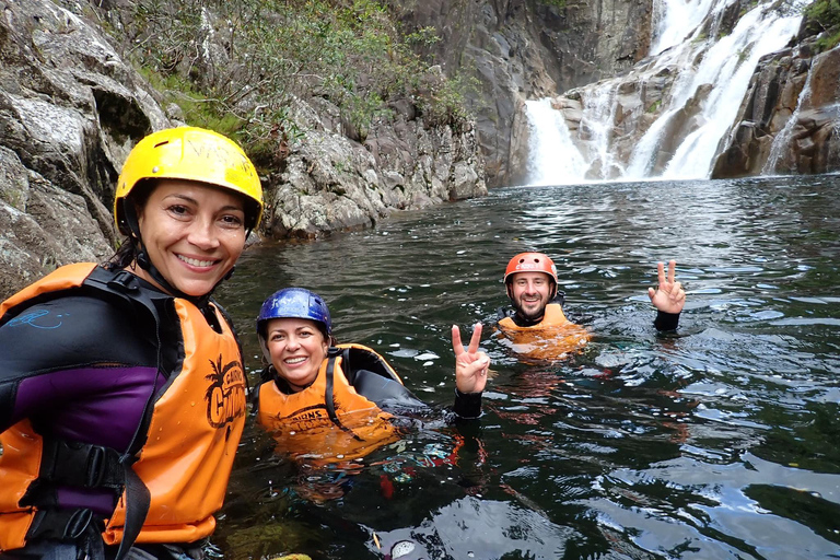 Cairns: Tour d&#039;avventura Crystals &amp; Behana - Canyoning a CairnsEsperienza nella foresta pluviale delle cascate di Cairns Giornata intera avanzata