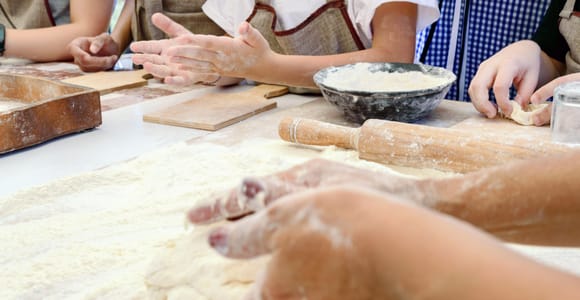 Naples: Pasta and Tiramisu Cooking Class with Wine