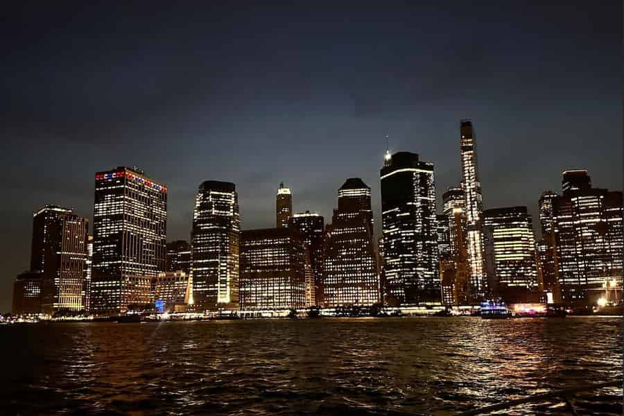 NYC: Sonnenuntergangsfahrt „City Lights“ mit einem kostenlosen Getränk und ohne Anstehen. Foto: GetYourGuide
