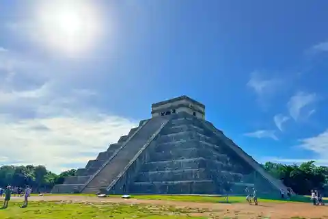 Cancun in full: Chichén-Iztá ruins, cenote and city of Valladolid.
