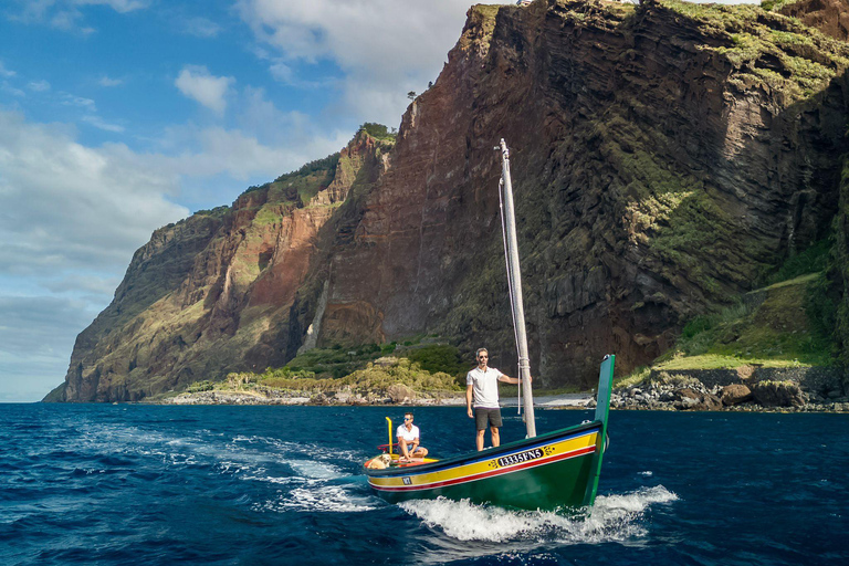 Câmara de Lobos: Unvergesslicher Sonnenuntergang auf einem typischen Xavelha-BootCâmara de Lobos: Unvergesslicher Sonnenuntergang auf einem typischen Boot namens Xavelha
