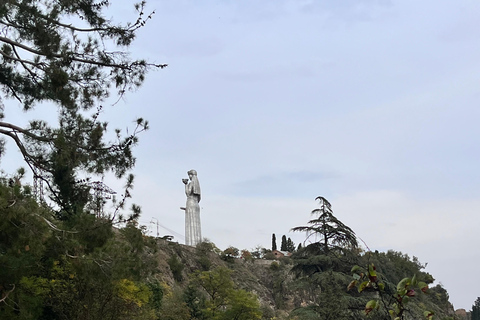 تبليسي: الشلالات والتلفريك وفرص التقاط الصور الخلابةتبليسي: شلالات وتلفريك وفرص لالتقاط صور خلابة