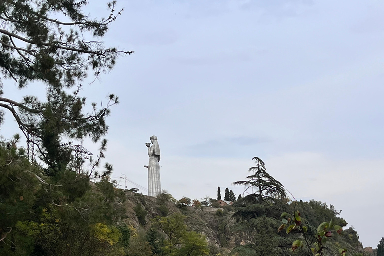 تبليسي: الشلالات والتلفريك وفرص التقاط الصور الخلابةتبليسي: شلالات وتلفريك وفرص لالتقاط صور خلابة