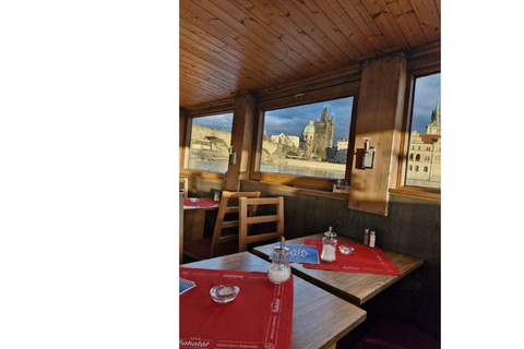 1-hour cruise with drinks included Praha: One-hour cruise around Prague with a drink included