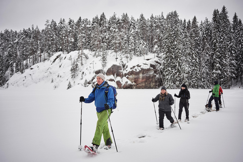 Espoo: Geführte Schneeschuhwanderung im Nuuksio-Nationalpark