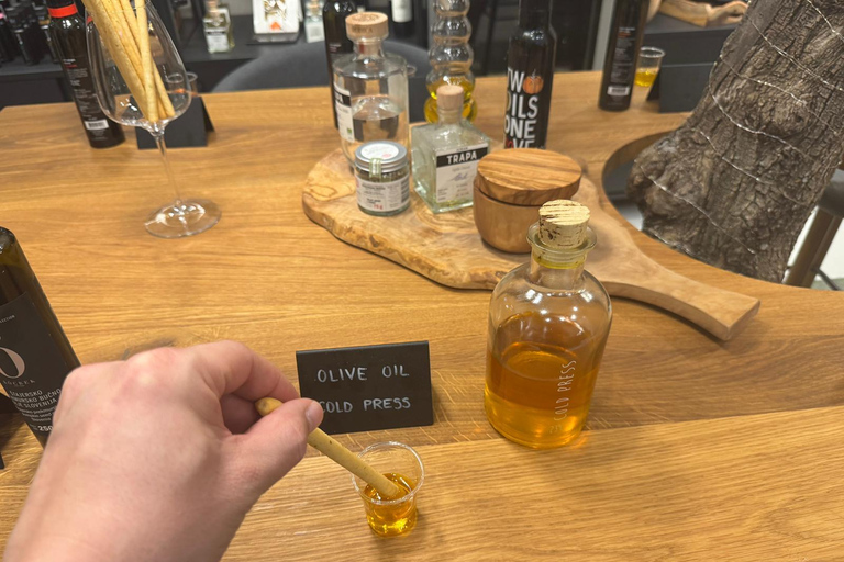 Ljubljana: Old Town Walking Tour with Food and Wine tasting