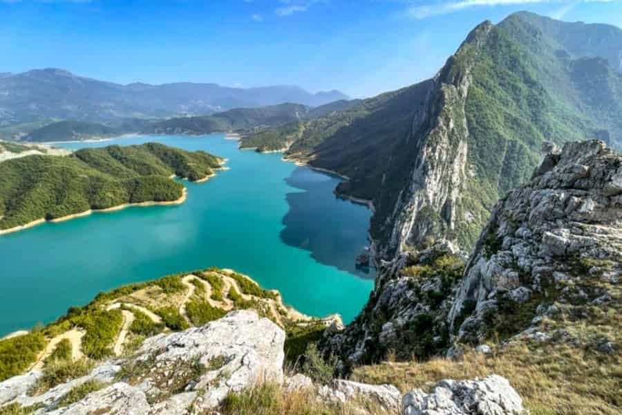VON TIRANA: Wanderung zum Bovilla-See und zum Gamti-Berg. Foto: GetYourGuide VON TIRANA: Wanderung zum Bovilla-See und zum Gamti-Berg. Foto: GetYourGuide
