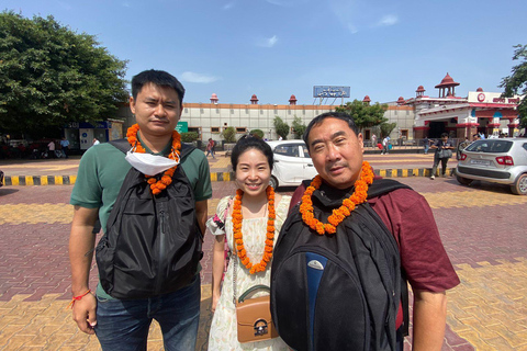 Depuis New Delhi : visite d'Agra pendant la nuit en Vande Bharat Express.Voiture privée AC, billets de train aller-retour et services d'un guide touristique