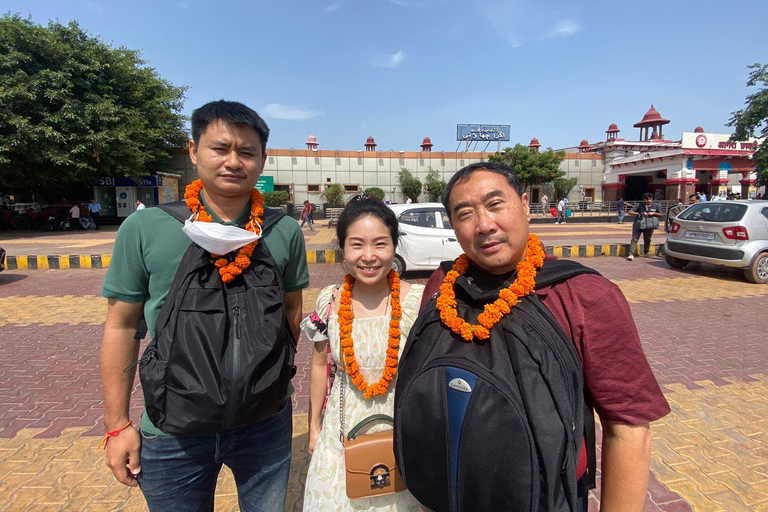 Depuis New Delhi : visite d'Agra pendant la nuit en Vande Bharat Express.Voiture privée AC, billets de train aller-retour et services d'un guide touristique