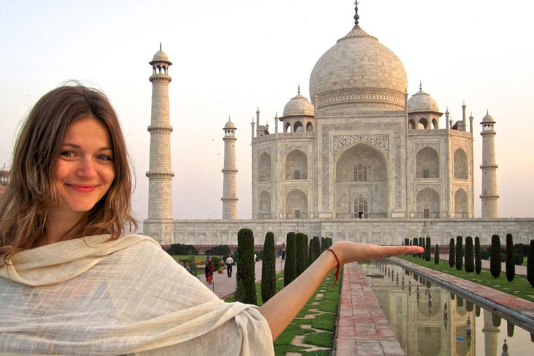 Depuis Delhi : visite privée du Tajmahal Sunrise et d&#039;Agra en voitureseulement voiture ac avec chauffeur et visite guidée privée en direct seulement