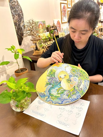 Ho Chi Minh: Paint and customize a Vietnamese conical hat