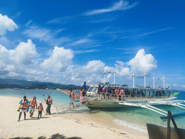 Boracay: Island Hopping Boat Tour with Crystal Cove Entry