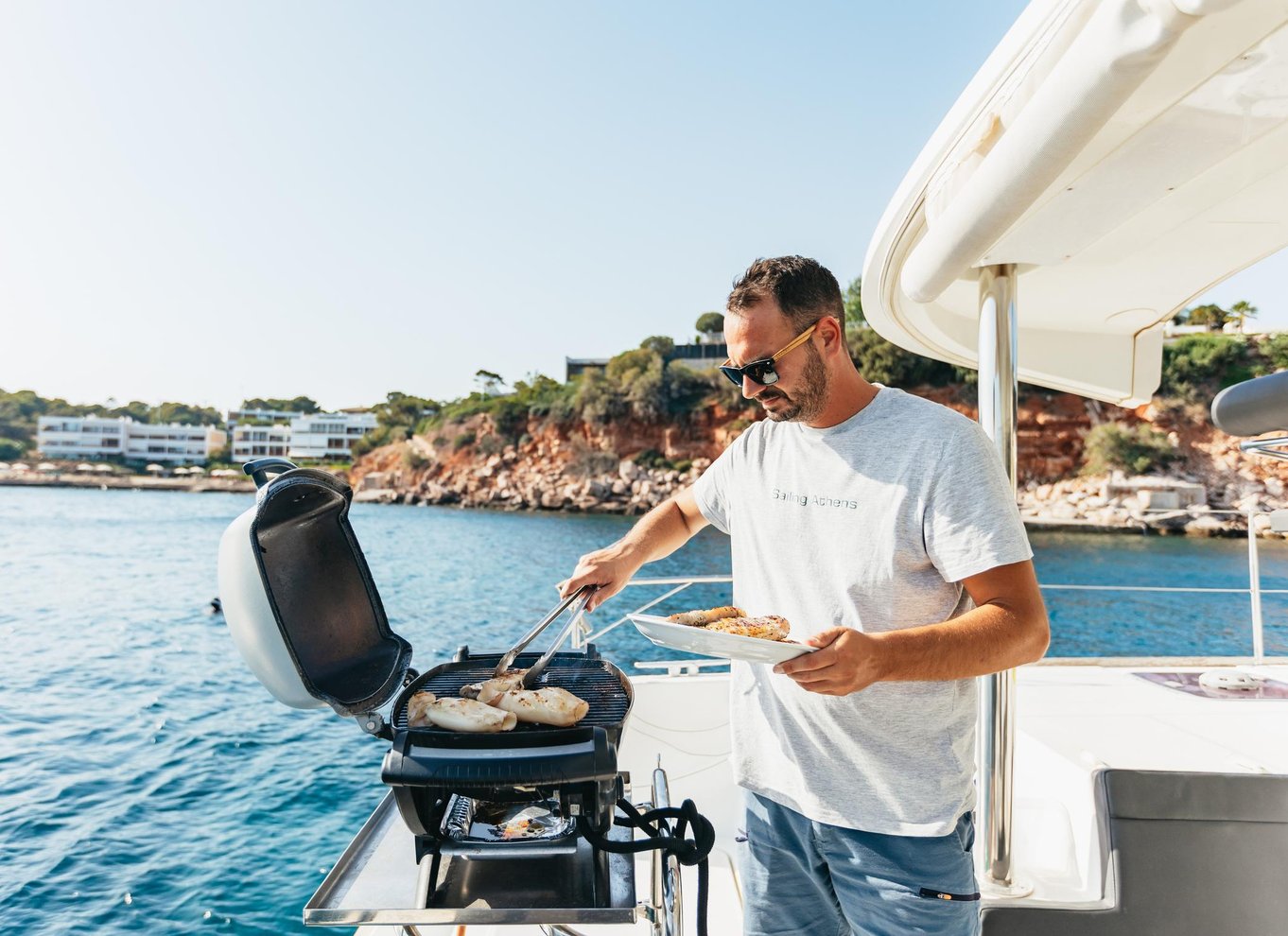 Athen: Riviera Catamaran Cruise med måltid og drikkevarer