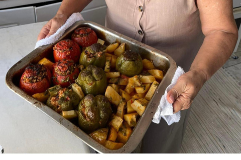 Oia: Aula de culinária grega e almoço com uma avó local