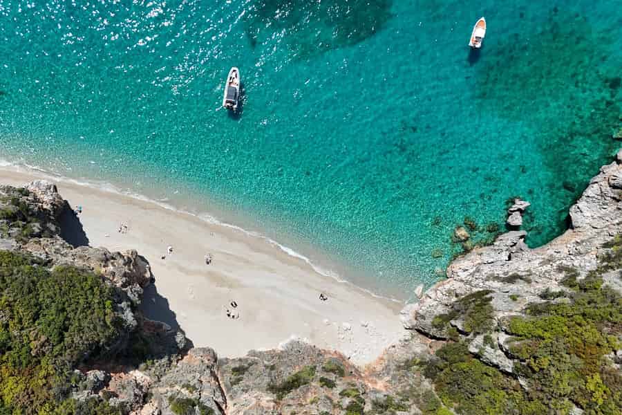 Himarë: 4-stündiger Ausflug mit Schnorchelstopps und ausgedehnter Strandpause. Foto: GetYourGuide Himarë: 4-stündiger Ausflug mit Schnorchelstopps und ausgedehnter Strandpause. Foto: GetYourGuide