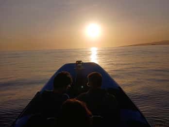 Vila Franca: Crucero en barco al atardecer con vino y actividades acuáticas