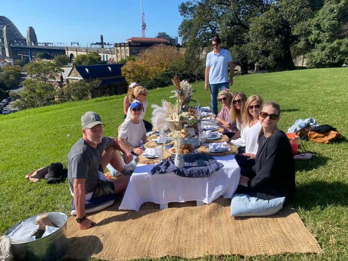 Melbourne - Luxurious pop up picnic at Fitzroy gardens