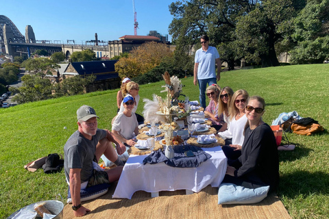 Gold Coast: Surfers Paradise Beach Luxury Picnic