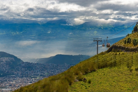 Sommets et culture à Quito Téléphérique et milieu du monde
