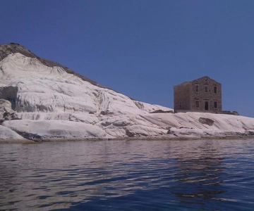 Punta Bianca: tour in barca nella riserva naturale più selvaggia