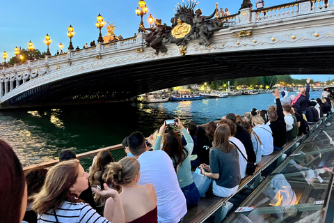 Paris: Seine River Sightseeing Cruise with Parisian Macaron Paris: Seine Day/Evening Cruise & Macaron Experience