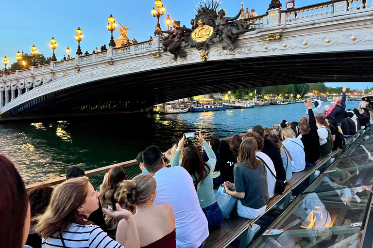 Paris: Seine River Sightseeing Cruise with Parisian Macaron Paris: Seine Day/Evening Cruise & Macaron Experience