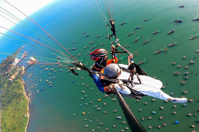 Il parapendio e la vista di Da Nang dall&#039;alto sono meravigliosi