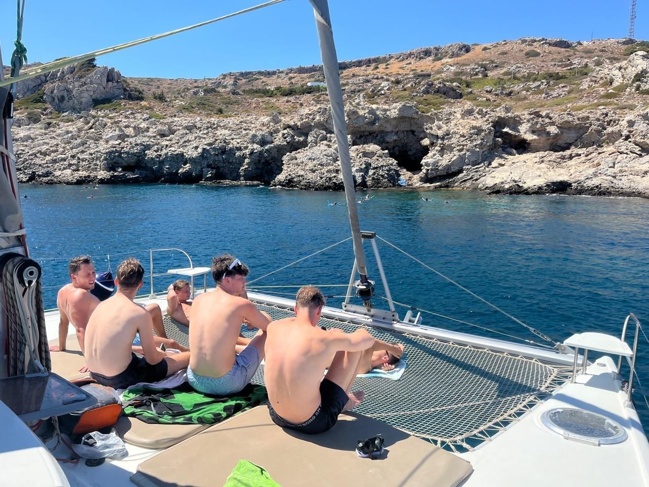 Rhodos: Segelnde Katamaran-Tagestour mit Essen und Getränken