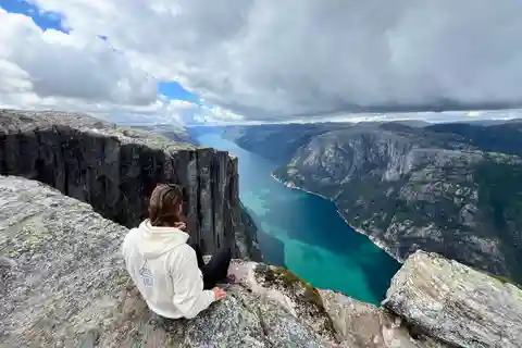 Stavanger: 2-Day Adventure with Preikestolen & Kjerag Hikes