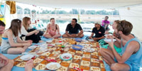 Assuan, Felucca cavalca sul fiume Nilo con un pasto egiziano - Hizvo