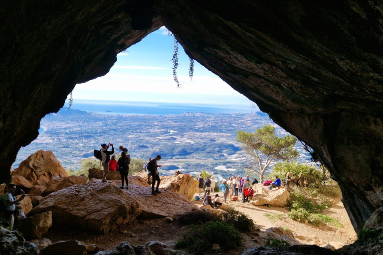 贝尔尼亚山脉环线：穿越 Forat 隧道的导览徒步提供接送服务