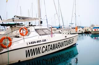 Caleta de Vélez: 3-stündige Katamaran-Tour mit Mittagessen