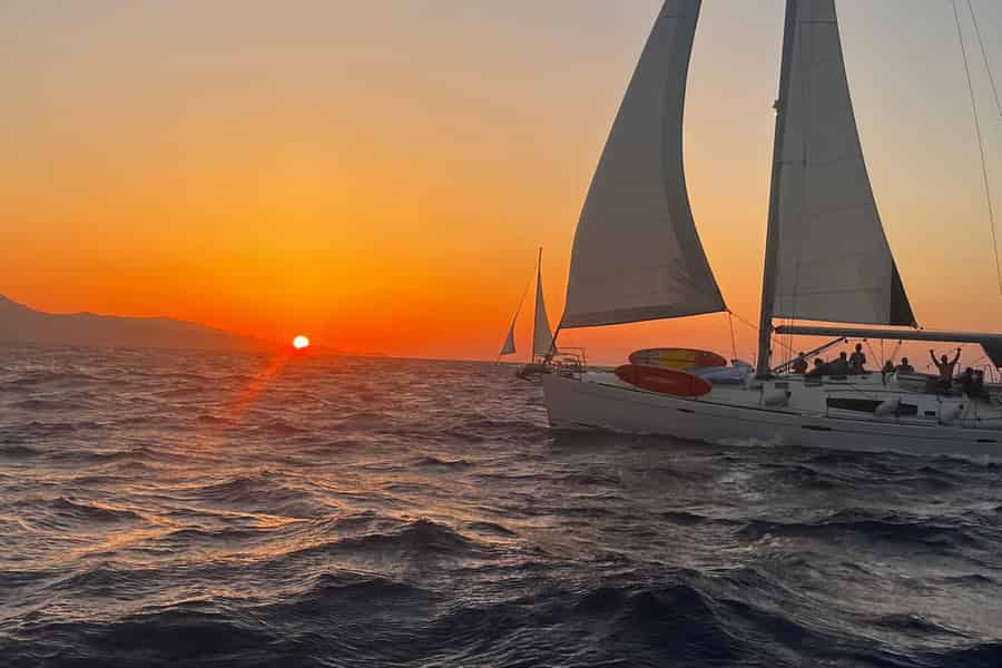 Heraklion: Segeltörn bei Sonnenuntergang zur Insel Dia mit Schnorcheln. Foto: GetYourGuide