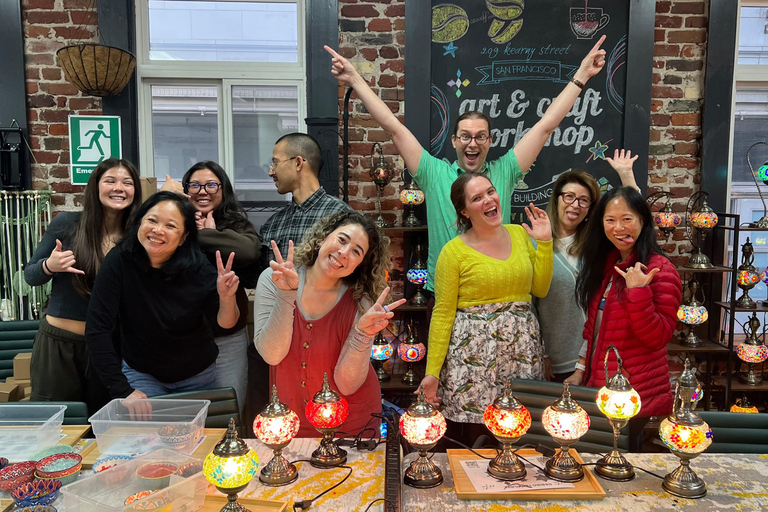 San Jose: laboratorio di lampade a mosaico turcheSan Jose: Laboratorio di lampade a mosaico turche