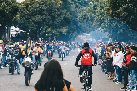 Medellín: Sunday Night Moto Stunt Tour in Barrio Antioquia