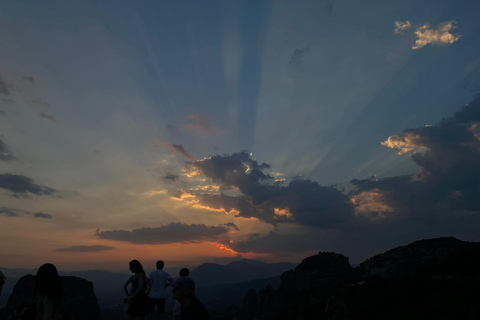 Da Atene: Escursione di un giorno alle grotte e ai monasteri di Meteora in treno