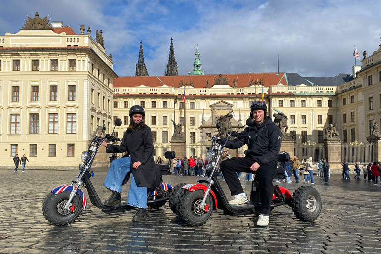 Tour del monastero e del punto panoramico di Praga in trike elettrico1,5 ore: 2 persone su 1 Trike